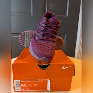 Nike Women's  Zoom All Out Low Size 8.5
